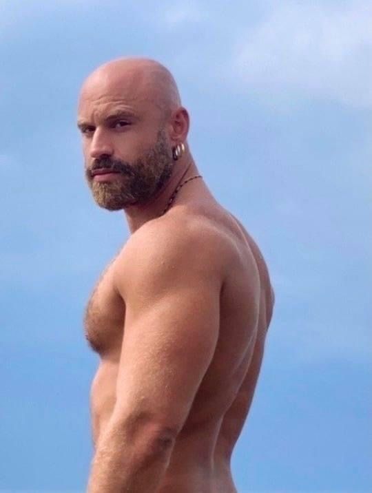 deeptanshu shukla share naked bald guys photos