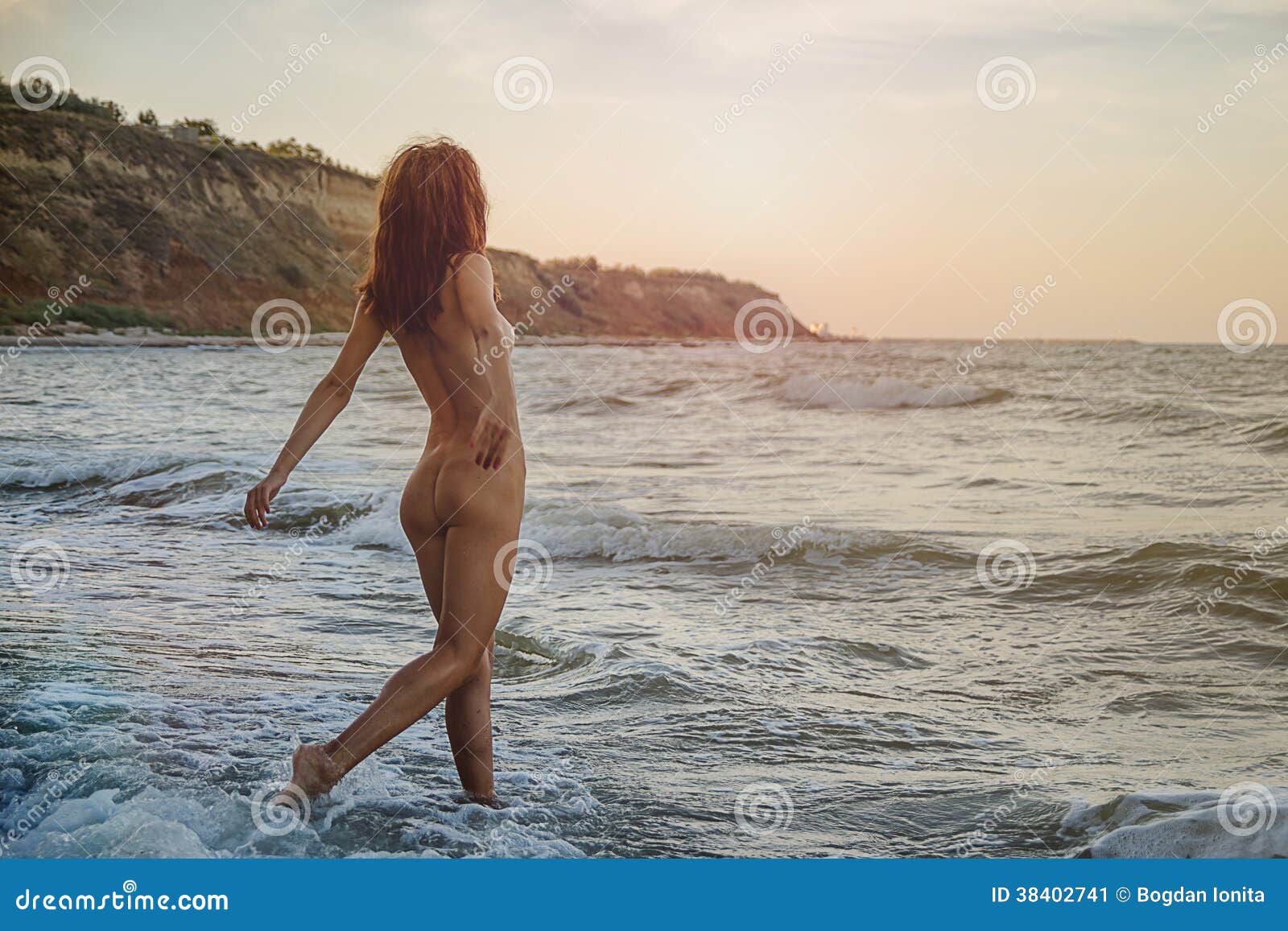 nue dans la plage