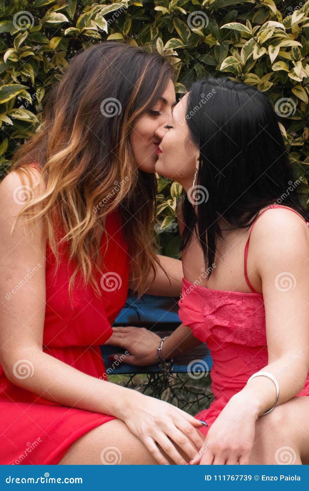 amanda ressa recommends Lesbians Sensually Kissing