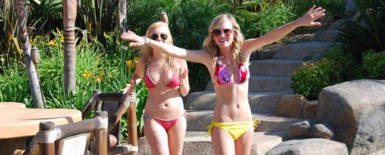 Britt Robertson Bikini photography student