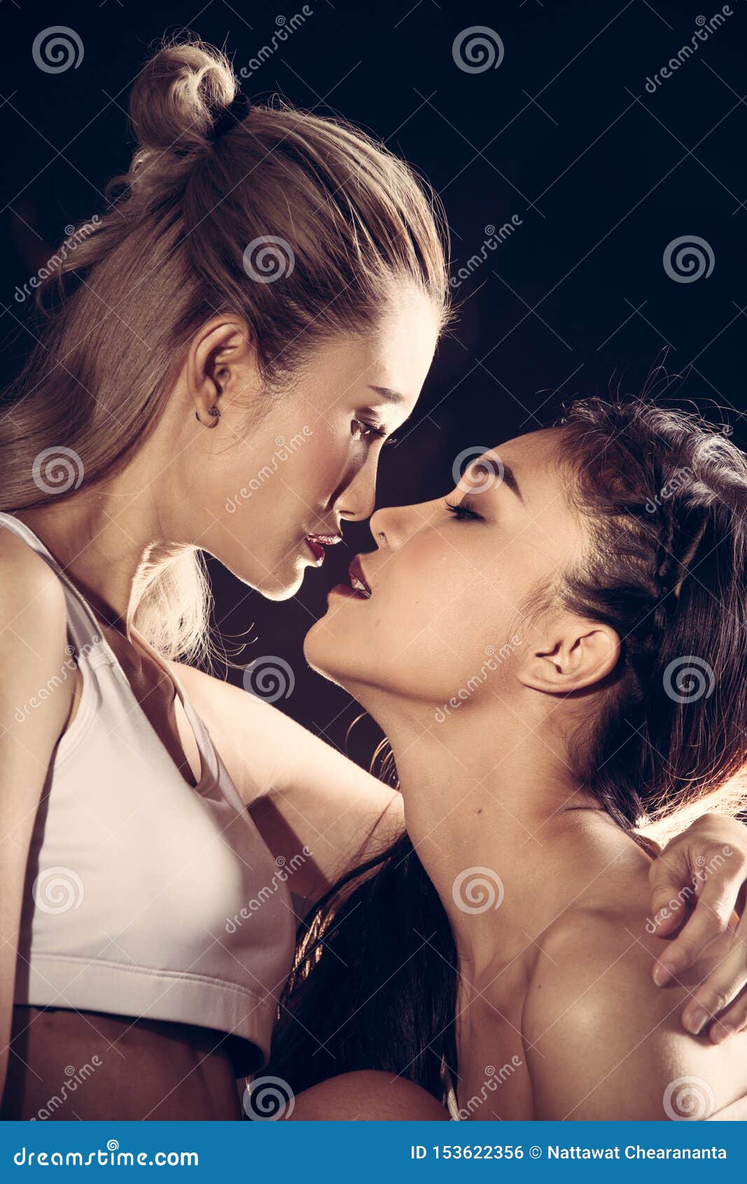 lesbian asian hot kiss