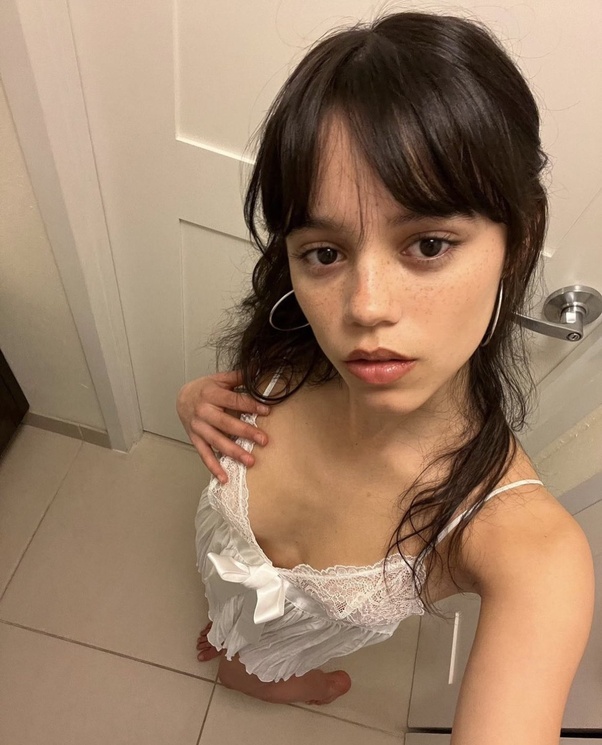 beth aron add jenna ortega hot moments photo