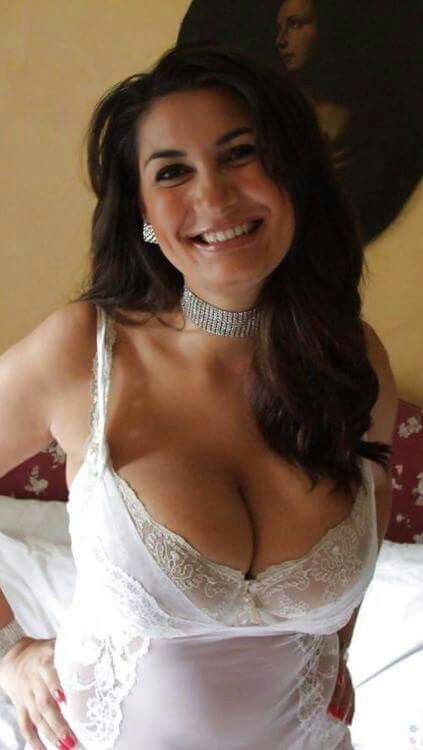 danielle ruben recommends mature women downblouse pic