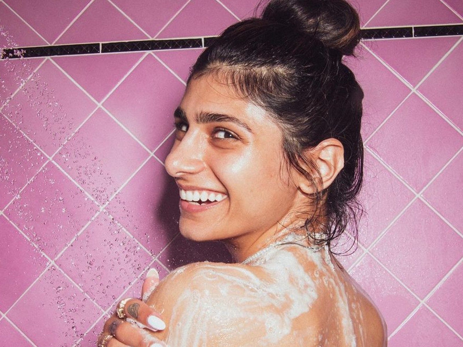 abdul fatah fatah add mia khalifa bathtub full video photo